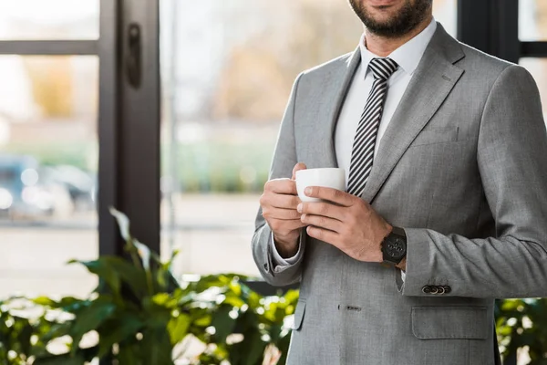 Imagem Cortada Empresário Segurando Xícara Café Escritório — Fotografia de Stock