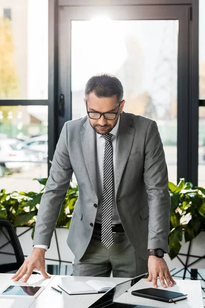 Handsome Businessman Suit Glasses Leaning Table Office — Free Stock Photo