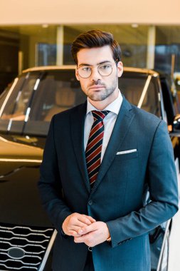 gözlük kamera araba showroom yakınındaki bakarak içinde genç işadamı seçici odak