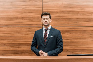 modern ofis resepsiyonda ayakta gözlük yakışıklı işadamı 