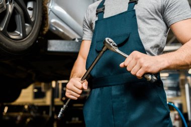 otomatik mekanik lug anahtar makinist dükkanında elinde ile kadeh kırpılmış