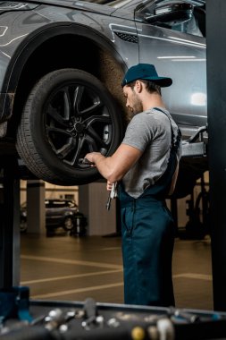 otomatik mekanik araba tekerlek otomatik tamir dükkanında tamir üniformalı