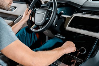 Araba koltukta sürücüleri mekanik oturan kısmi manzaraya