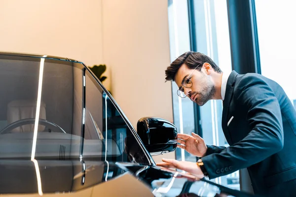 Giovane Uomo Affari Bello Occhiali Scegliendo Auto Salone Concessionaria — Foto Stock