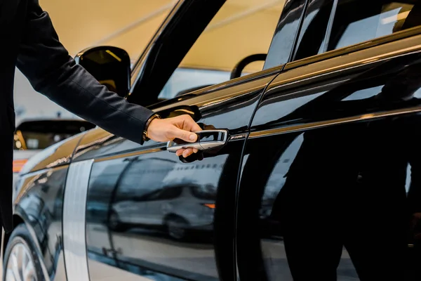 Cropped Image Businessman Suit Opening Door Black Automobile — Free Stock Photo