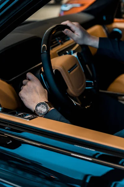 Imagem Cortada Homem Negócios Com Relógio Luxo Sentado Automóvel — Fotografia de Stock