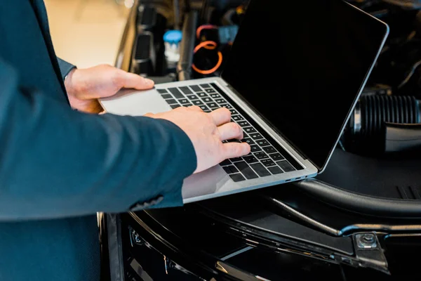 Cropped Image Businessman Checking Car Hood Laptop Blank Screen — Free Stock Photo