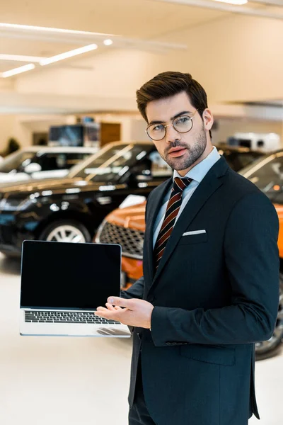 Young Male Car Dealer Eyeglasses Pointing Laptop Blank Screen Car — Free Stock Photo