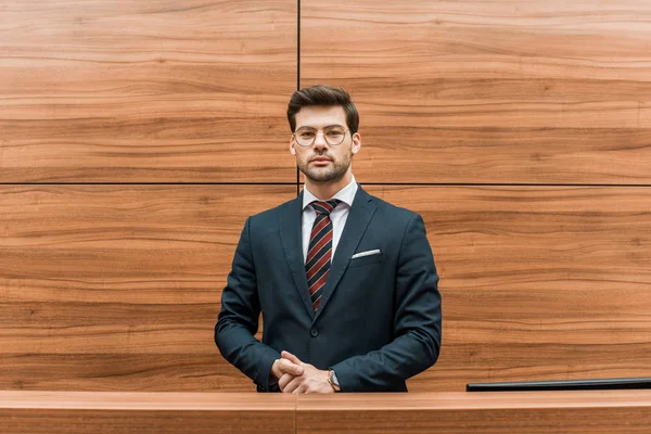 Apuesto Hombre Negocios Gafas Pie Recepción Oficina Moderna —  Fotos de Stock