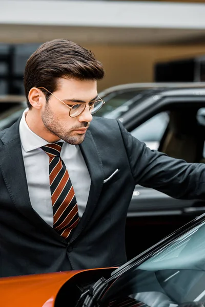 Selective Focus Businessman Eyeglasses Choosing Car Dealership Salon — Free Stock Photo