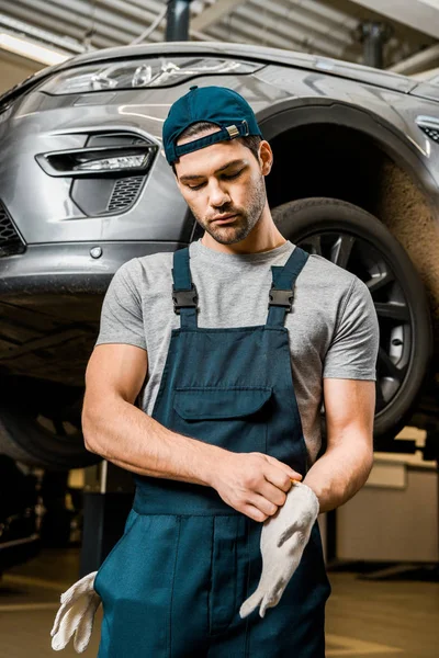 Portrait Auto Mechanic Uniform Wearing Protective Gloves Auto Repair Shop — Free Stock Photo