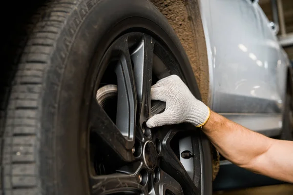 Cropped Shot Repairman Protective Glove Examining Car Wheel Auto Repair — Stock Photo, Image