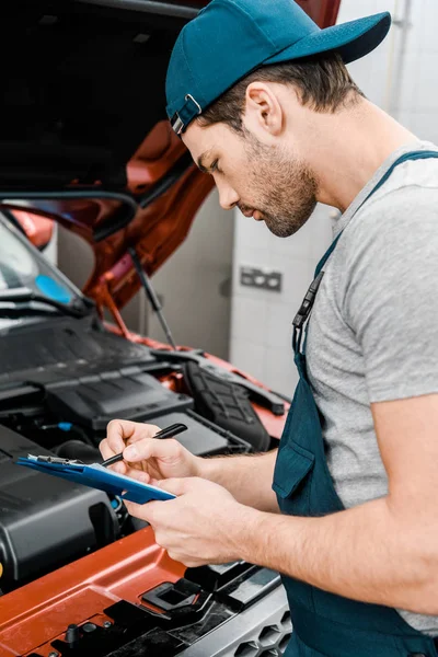 Side View Repairman Notepad Examining Car Auto Repair Shop — Stock Photo, Image