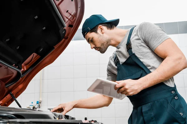 Visão Lateral Mecânico Automático Com Tablet Verificando Capuz Carro Loja — Fotografia de Stock