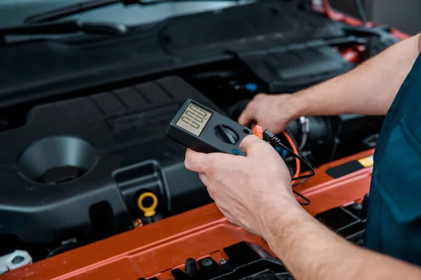 Partial View Auto Mechanic Multimeter Voltmeter Checking Car Battery Voltage — Stock Photo, Image