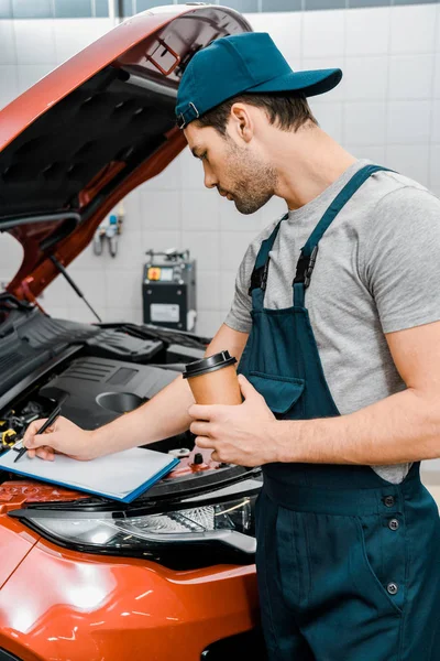 Mécanicien Automobile Avec Tasse Jetable Café Faisant Des Notes Automobile — Photo gratuite