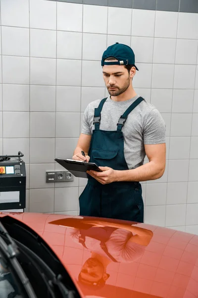 Focused Auto Mechanic Notepad Examining New Car Auto Repair Shop — Stock Photo, Image