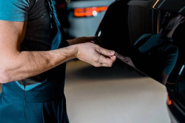 Cropped Shot Auto Mechanic Checking Car Trunk Auto Repair Shop — Stock Photo, Image