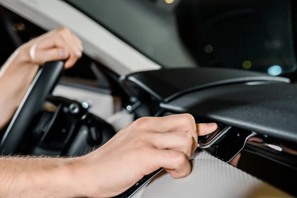 Przycięte Strzał Auto Mechanik Sprawdzanie Samochodowe — Zdjęcie stockowe