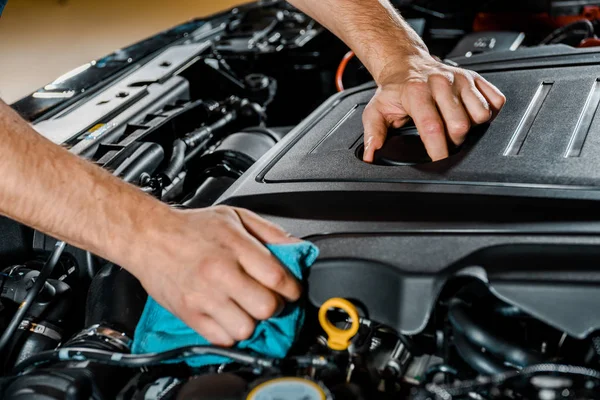 Schnappschuss Von Automechaniker Mit Lappen Überprüft Auto — Stockfoto