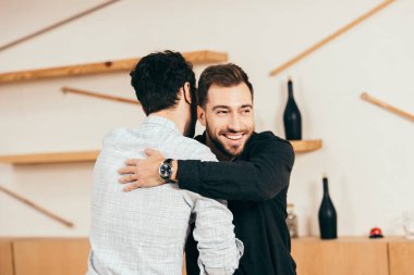 kafede birbirlerini tebrik ederken sarılma arkadaşlar