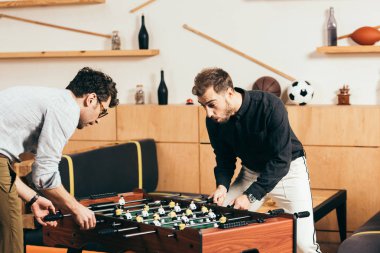 genç arkadaşlar kafede tablo maç