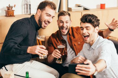 mutlu arkadaş selfie smartphone kafede birlikte alarak bira grubu