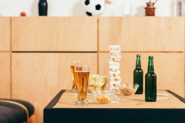 yakın görünümü bira, aperatifler ve Cafe masa üstü ahşap oyun bloklar