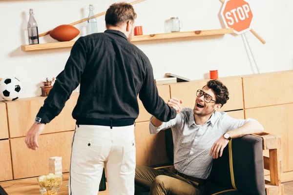 Hombres Felices Dándose Mano Mientras Saludan Cafetería — Foto de Stock