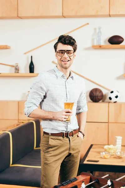 Retrato Hombre Sonriente Gafas Con Vaso Cerveza Mano Cafetería — Foto de stock gratis