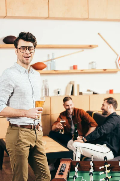 Enfoque Selectivo Del Hombre Con Vaso Cerveza Mirando Cámara Con — Foto de Stock