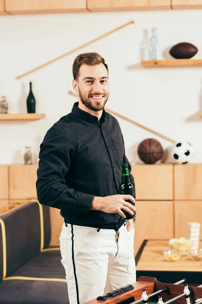 Retrato Homem Sorridente Com Garrafa Cerveja Café Com Futebol Mesa — Fotografia de Stock Grátis