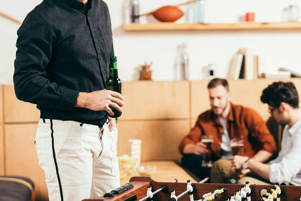 Vista Parcial Del Hombre Con Cerveza Amigos Detrás Sofá Cafetería — Foto de stock gratis