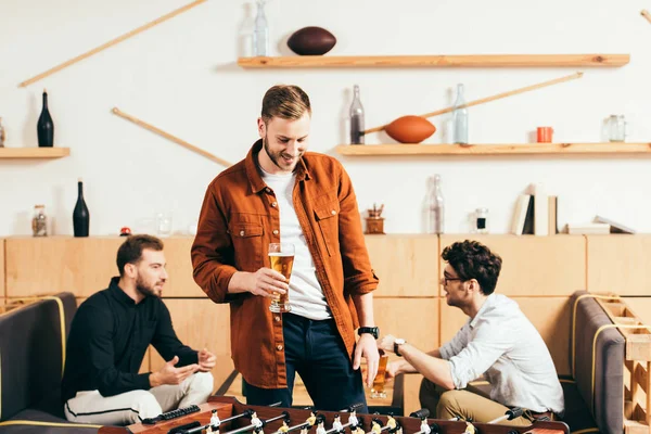 Foyer Sélectif Homme Avec Verre Bière Regardant Football Tablette Dans — Photo gratuite