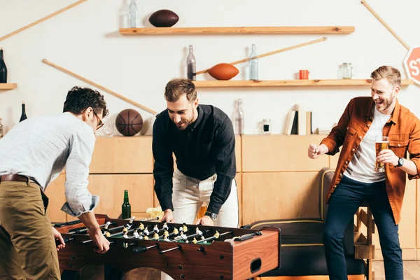 Animado Homem Olhando Para Jovens Amigos Jogando Futebol Mesa Café — Fotografia de Stock