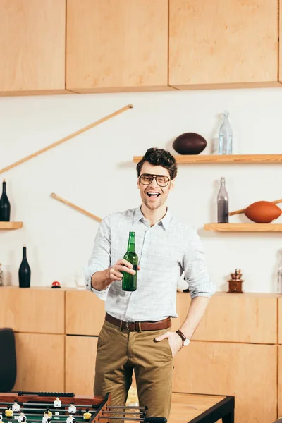 Retrato Hombre Feliz Gafas Con Botella Cerveza Mano Cafetería — Foto de stock gratis