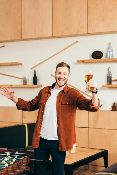 Hombre Feliz Con Vaso Cerveza Cafetería — Foto de stock gratuita