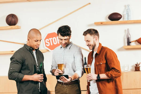 Retrato Hombres Multiétnicos Con Cerveza Usando Smartphone Juntos Cafetería — Foto de stock gratis