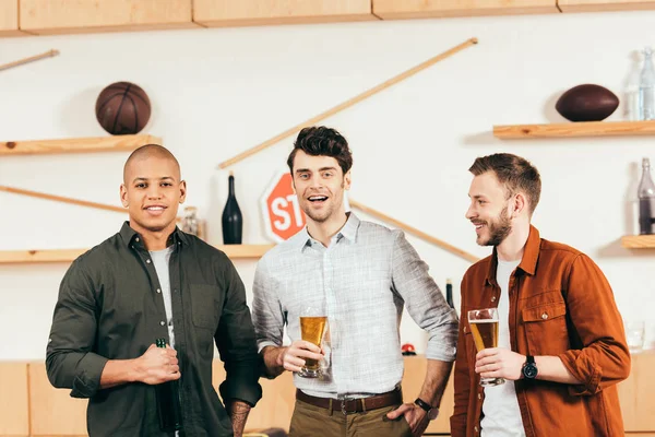 Portrait Cheerful Multiracial Friends Beer Looking Camera Cafe — Free Stock Photo