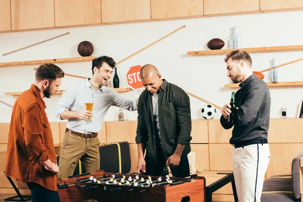 Багаторасові Молоді Друзі Грають Настільний Футбол Разом Кафе — стокове фото