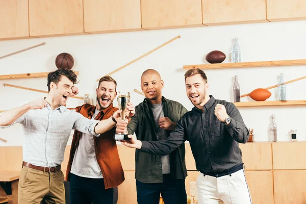 Retrato Amigos Felices Multiétnicos Con Copa Cafetería — Foto de stock gratuita