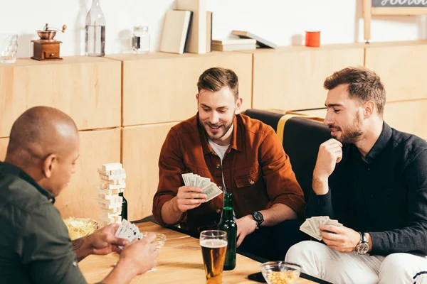 Multikulti Männer Spielen Karten Während Sie Zeit Miteinander Café Verbringen — Stockfoto