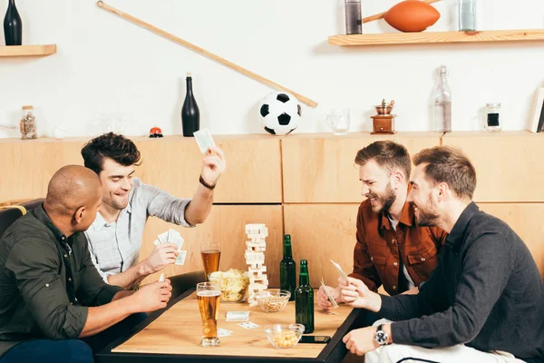 多元文化的男人打牌 而在咖啡馆里度过的时间 — 图库照片