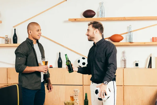 Vista Lateral Los Hombres Multiculturales Con Cerveza Teniendo Conversación Cafetería — Foto de stock gratis