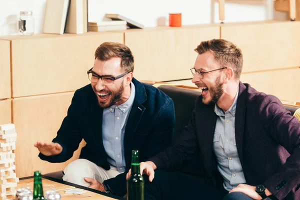 Retrato Hombres Negocios Felices Riendo Mientras Descansan Cafetería — Foto de Stock