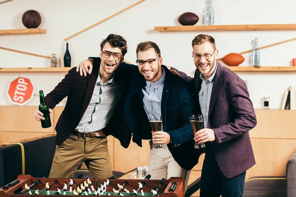 Retrato Empresarios Felices Con Cerveza Pie Futbolín Cafetería — Foto de stock gratis