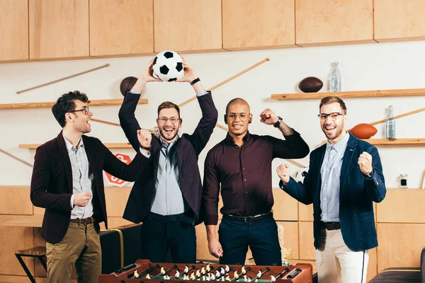 Retrato Feliz Equipo Negocios Multirracial Con Gestos Pelota Fútbol Cafetería — Foto de Stock