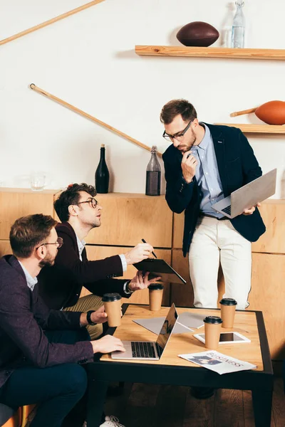 Jeunes Hommes Affaires Travaillant Sur Projet Ensemble Dans Café — Photo