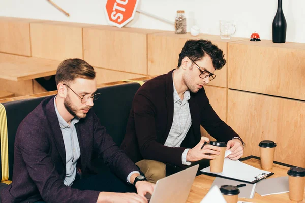 Side View Business Colleges Working Tabletop Coffee Laptop Cafe — Stock Photo, Image