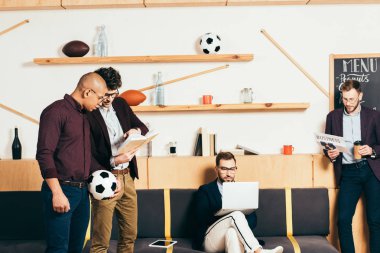 kafede çok kültürlü Genç İşadamları grubu